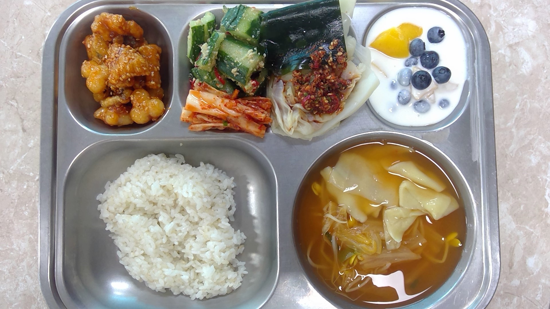 2026.7.10.현미밥,김치수제비국.장어강정,오이탕탕이,요거트(블루베리+황도),배추김치,양배추다시마쌈(자율)
