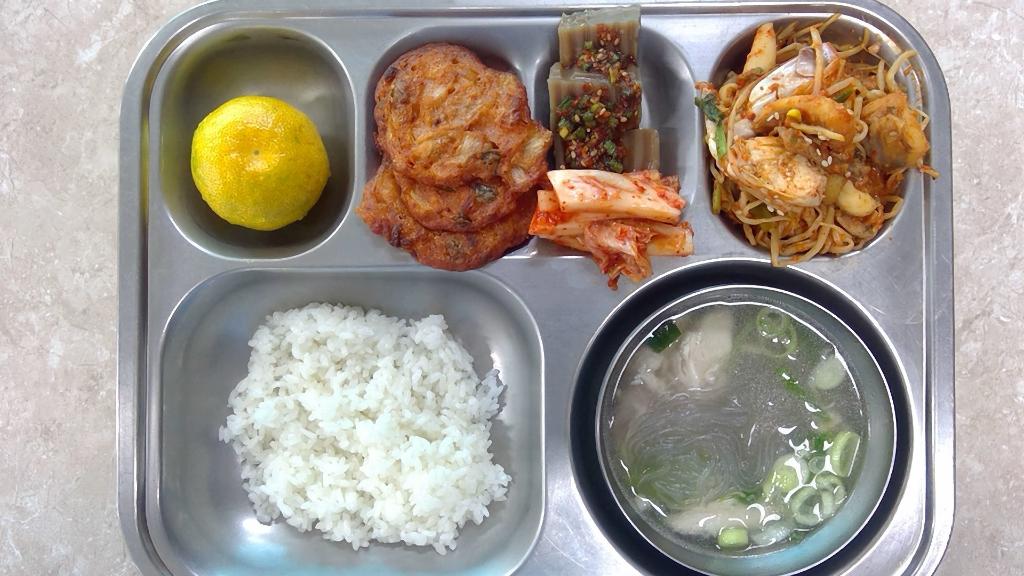 2026.7.15.친환경쌀밥, 닭곰탕, 도토리묵&양념장,김치전(오징어),배추김치,여름귤,아귀순살해물찜(자율)