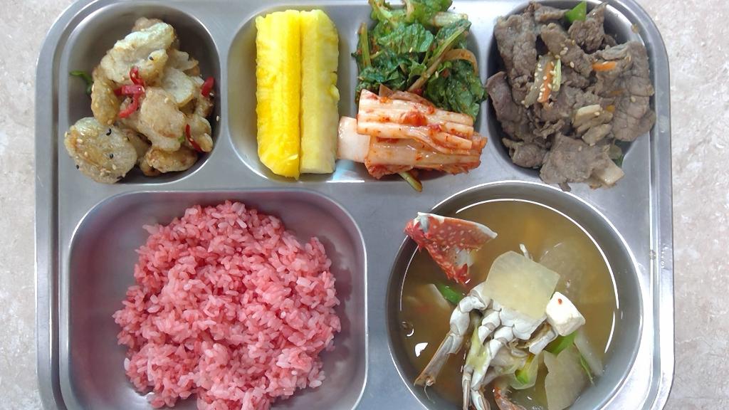 2026.7.16.홍국쌀밥,꽃게된장국,우엉간장소스조림,한우불고기,배추김치,골드파인애플,상추치커리겉절이(자율)