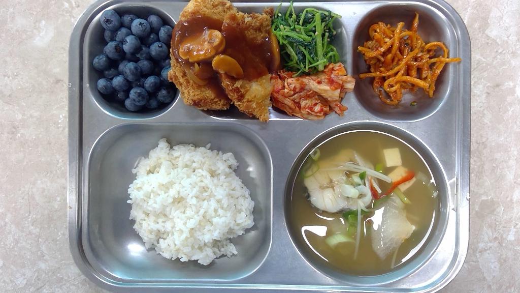 2026.7.20.현미밥.동태매운탕,일미무침,치킨커틀렛,블루베리(생과),배추김치,참나물무침(자율)