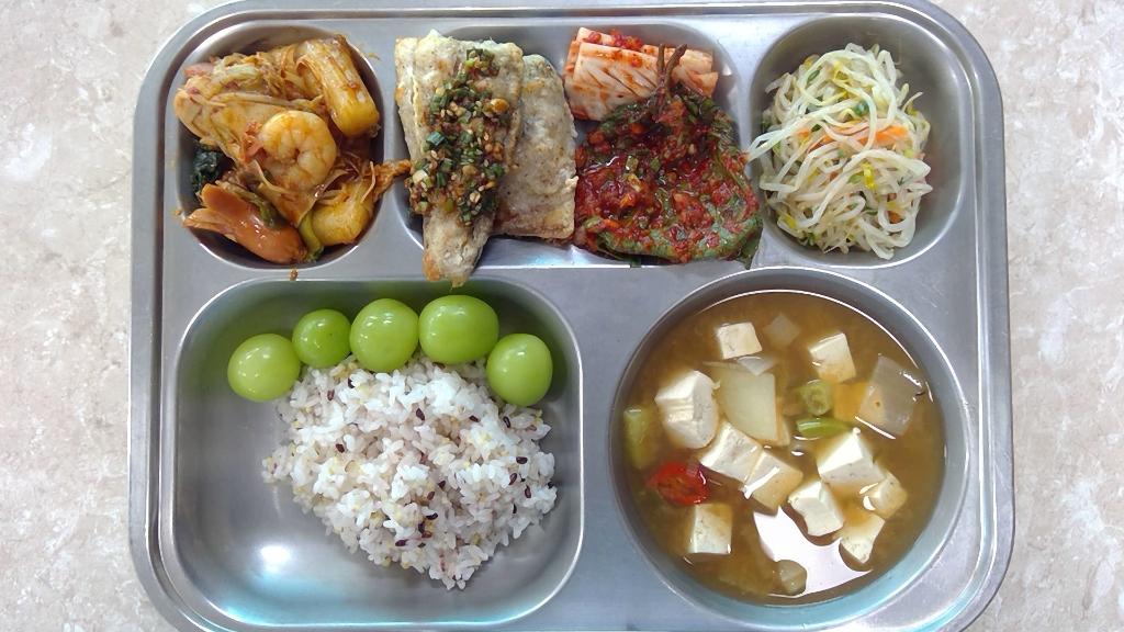 2026.7.22.검정쌀밥,두부된장찌개,마라상궈,삼치구이&양념장,숙주나물,배추김치(깻잎김치),샤인머스켓